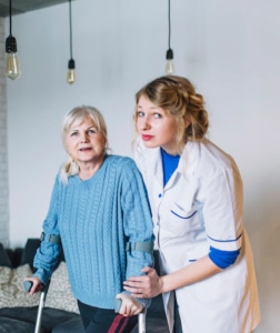 infirmière avec personne âgée bonne pratique parcours de soin